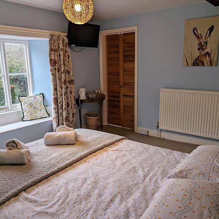Bartholomew Arms Bed & Breakfast Maidford Екстериор снимка